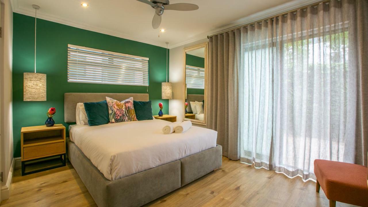 Hout & About Guest House Хаут Бей Екстериор снимка