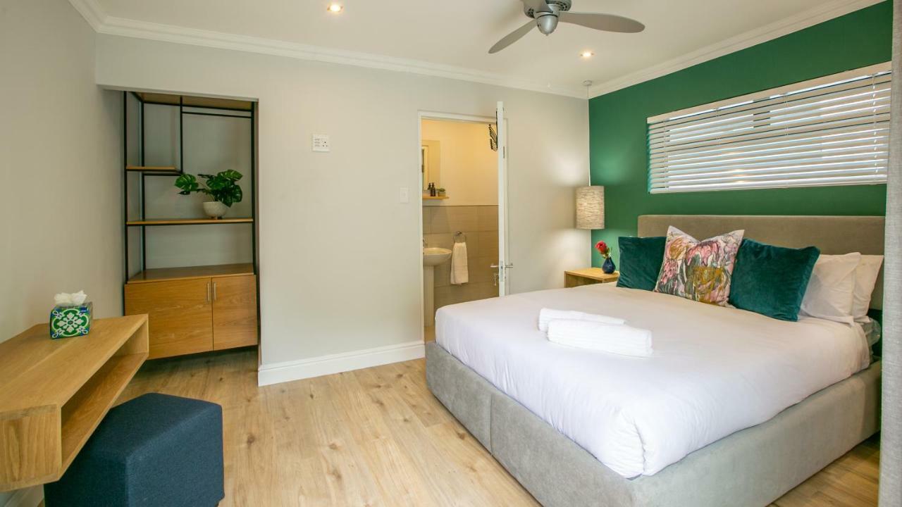 Hout & About Guest House Хаут Бей Екстериор снимка